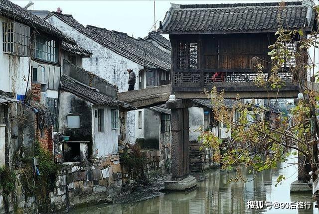 图上什么动漫 女的叫了一声，阳台上下着雨，哭着紧紧抱住男的？游戏画面